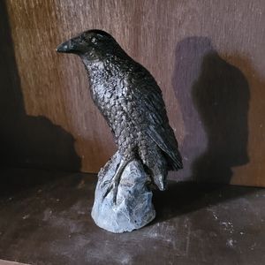 Crow statue (cement)
